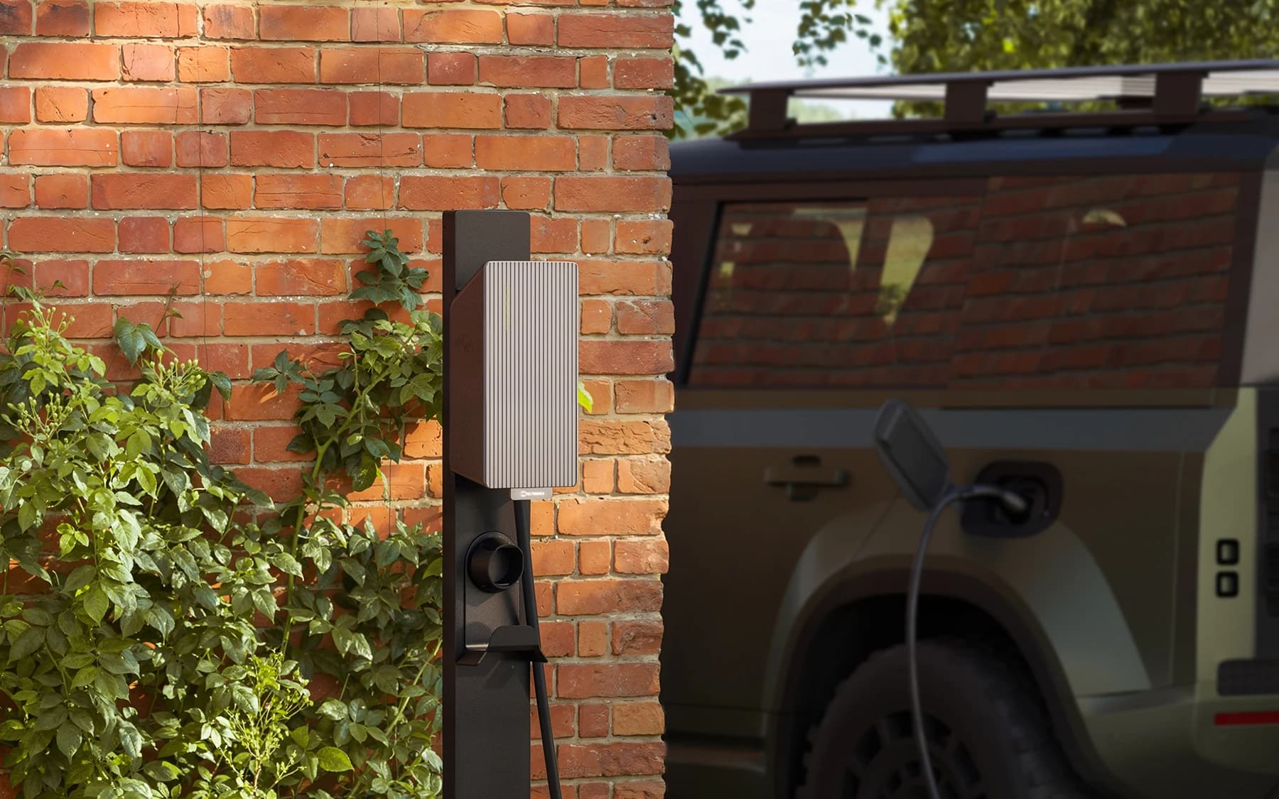 Voiture électrique en recharge devant une maison contemporaine
